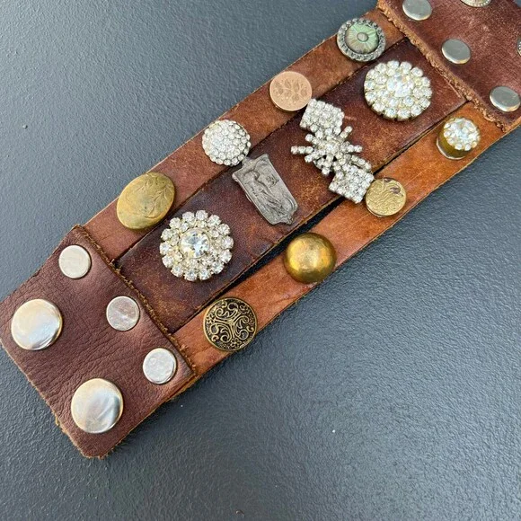 Artisan handmade leather Old button Bracelets . Costumejewelry